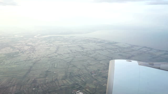 Vista-desde-la-ventana-del-avión-volando-sobre-el-Golfo-de-Tailandia