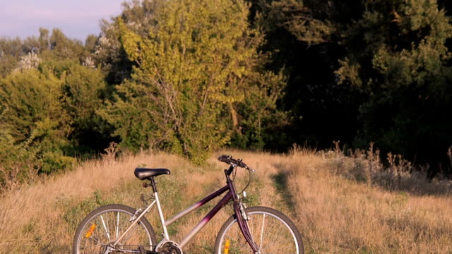 Andar-en-bicicleta-en-la-naturaleza.