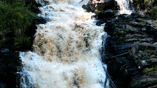 Wasserfall-weißen-Brücken-in-Karelien,-Russland,-Slow-Motion-Closeup-erschossen