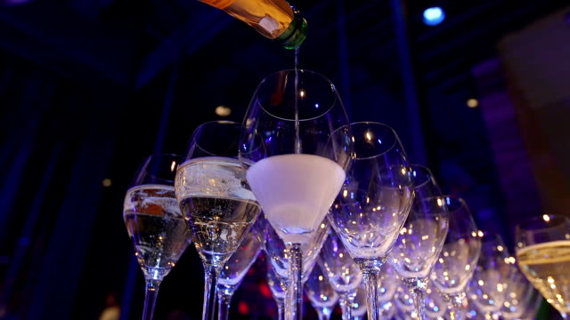 Viele-schöne-Gläser-Champagner-auf-dem-Tisch