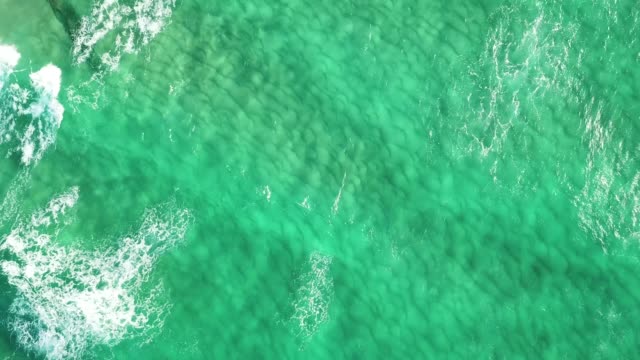 Luftaufnahme-von-transparenten-Meer-Wasser-Wellen,-Witz