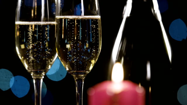 Zwei-Gläser-Champagner-und-eine-Kerze