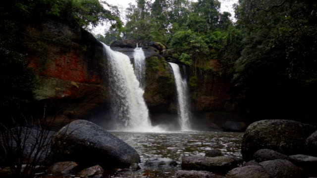Zeitlupe-Haew-Suwat-Wasserfall-im-Nationalpark-Khao-Yai,-Thailand