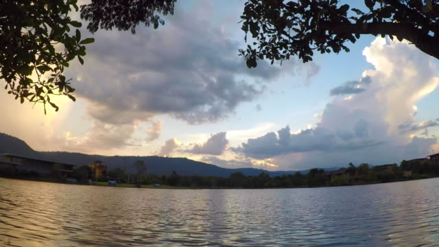 Zeit-Ablauf-Landschaft-Sunset-Sky-Over-Lake,-Thailand