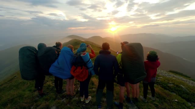 un-grupo-de-excursionistas-viendo-la-puesta-de-sol