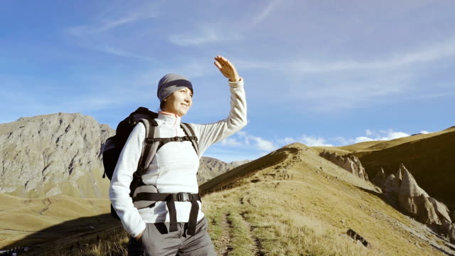 Mujer-de-excursionistas-a-pie-de-las-montañas