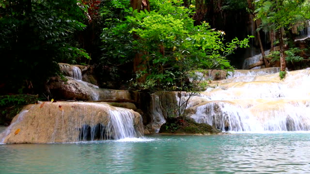 Schöner-Wasserfall---Erawan-Wasserfall-im-Erawan-National-Park-in-Kanchanaburi,-Thailand.