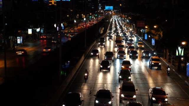 Timelapse-traffic-jam-in-downtown-at-dark-evening-time