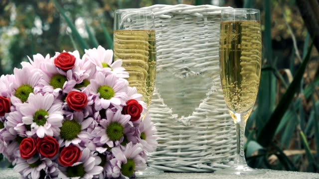 Champagner-und-Blumen-Hochzeit-Konzept