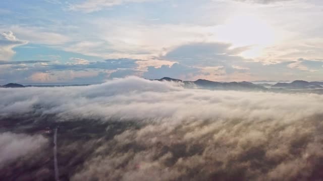 Antena-vista-hermosa-niebla-flotante-a-través-de-las-montañas.