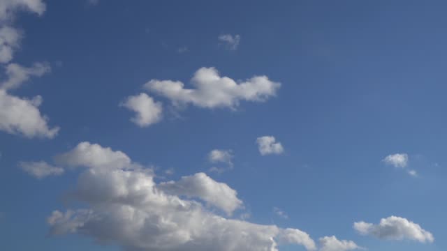 Lluvia-de-Cumulus-nubes-cielo-móvil