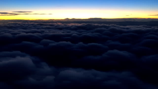 Fliegen-über-Wolke-Sonnenuntergang