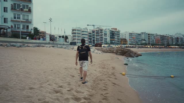 Hombre-que-en-una-caminata-solitaria-en-la-playa.