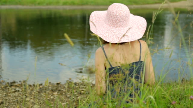 Mujer-descansando-en-un-banco-del-río