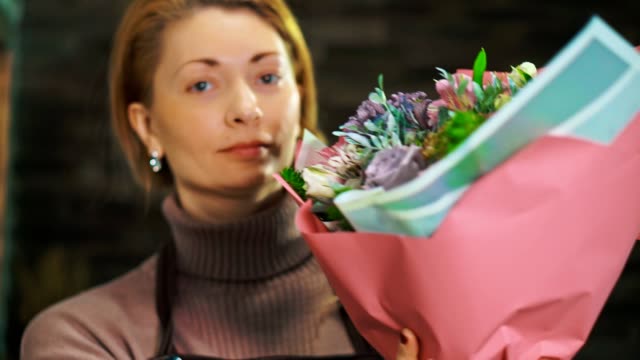 Woman-florist-shows-a-beautiful-bouquet-of-flowers.-Close-up.