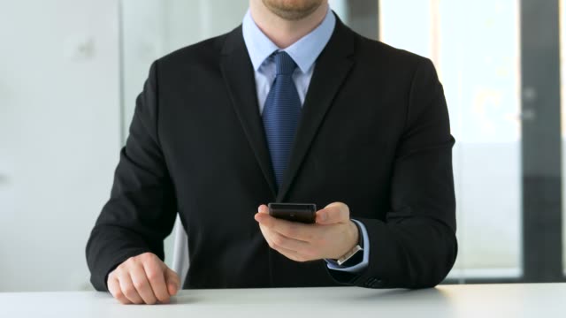 Geschäftsmann,-arbeiten-mit-Smartphone-im-Büro