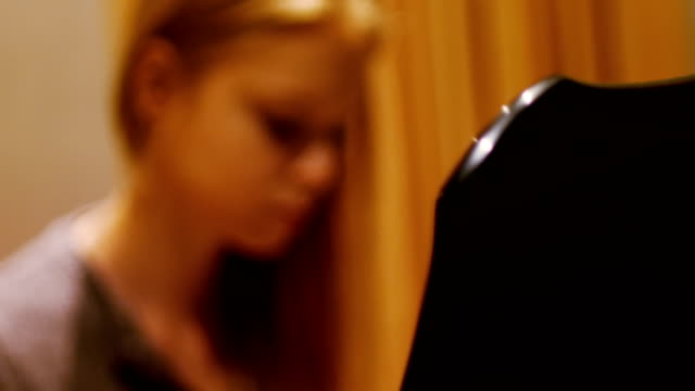 Frau-spielt-ein-Klavier