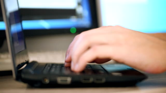 Dedos-de-las-manos-escribiendo-en-el-teclado