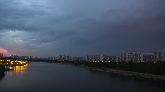 Stadtbild-mit-Flussschifffahrt-und-Bewegung-der-Wolken-in-der-Abenddämmerung