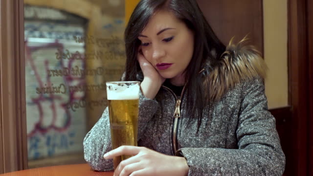 Traurig-einsam-Frau-Bar-beim-Trinken-ein-Bier