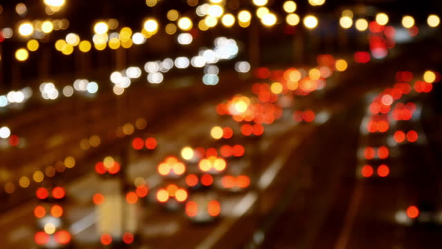 Carretera-tráfico-coches-en-múltiples-carriles-Speedway-noche-borrosa