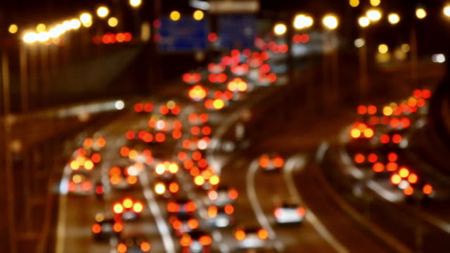 Autobahn-Verkehr-Autos-fahren-auf-mehreren-Lane-Speedway-nachts-verschwommen
