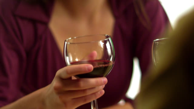 Frau-und-Mann-Wein-zusammen-trinken-nach-dem-Toasten-Gläser