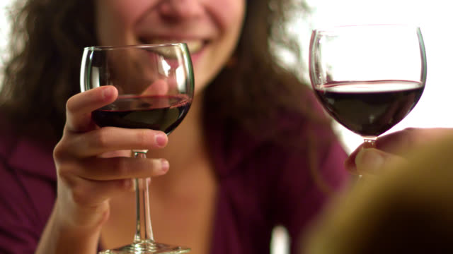 Eine-Frau-mit-einem-Mann-sitzen-trinkt-Wein-in-Zeitlupe