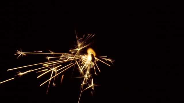 Feuerwerk-Wunderkerze-brennt-auf-schwarzem-Hintergrund