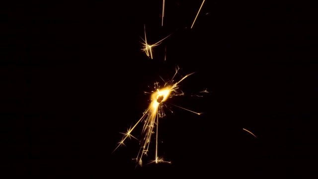 Feuerwerk-Wunderkerze-brennt-auf-schwarzem-Hintergrund