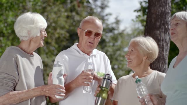 Personas-mayores-conversando-en-el-Parque