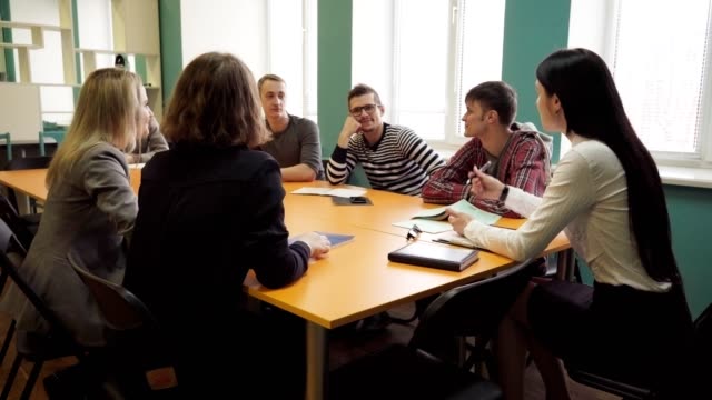 Weibliche-Lehrer-Gespräche-mit-Studenten-während-des-Unterrichts-an-der-Universität