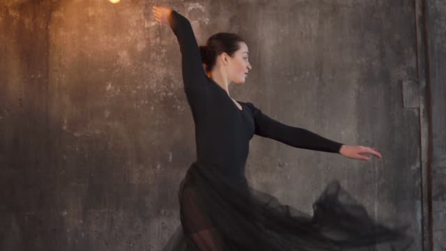 Moderne-Ballerina-tanzt-und-spielt-mit-ihren-schwarzen-Fatine-Rock