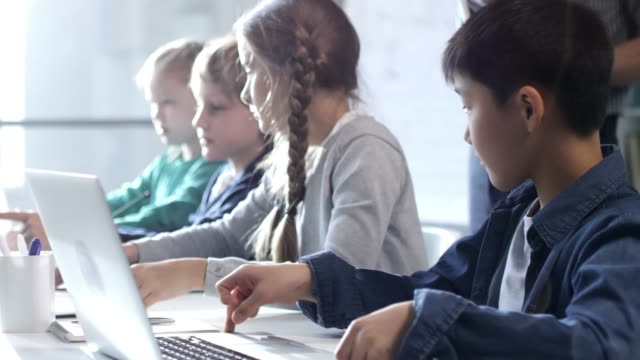 Alumnos-de-primaria-escribir-en-computadora