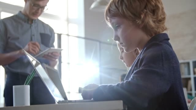 Estudiantes-que-trabajan-con-ordenadores-portátiles
