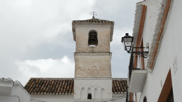 Vieja-torre-de-la-campana-de-la-iglesia-cristiana-construida-sobre-un-alminar-árabe-de-Daimalos,-España