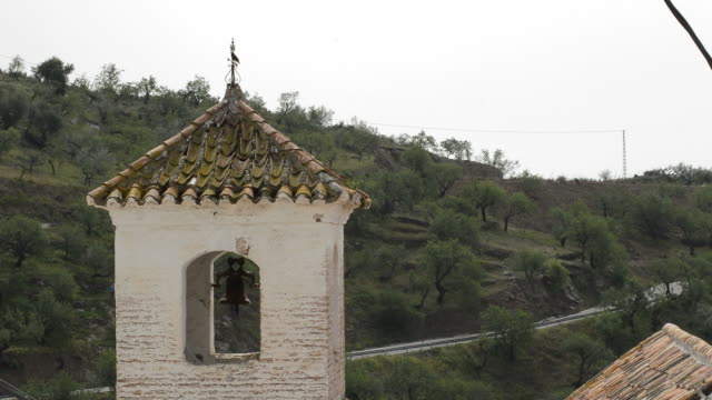 Antike-Glockenturm-in-einer-Kirche,-erbaut-auf-einem-arabischen-Minarett-in-Daimalos,-Spanien