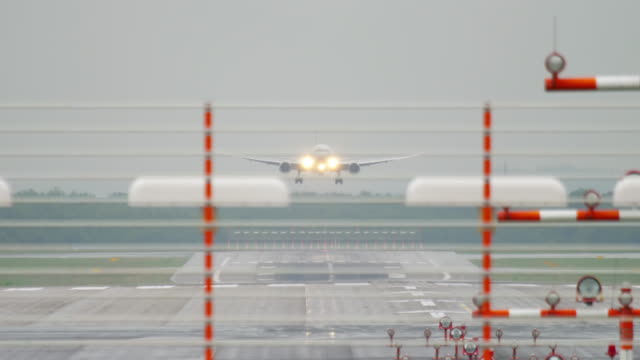 Widebody-Flugzeug-nähert-sich-vor-der-Landung