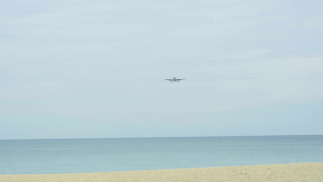 Widebody-Flugzeug-nähern-über-das-Meer