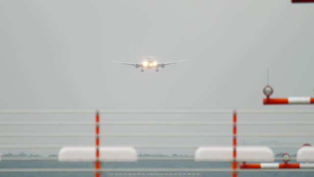 Widebody-Flugzeug-nähert-sich-vor-der-Landung