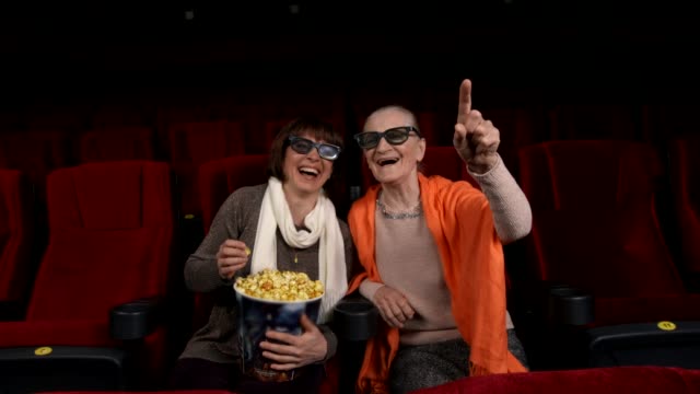 Großmutter-und-ihre-Tochter-im-Kino