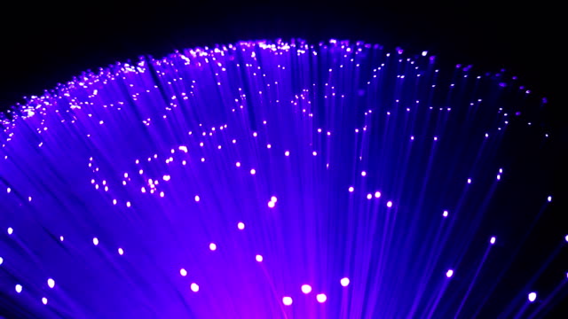 Detail-der-blau,-lila-violett-wachsenden-Reihe-von-optischen-Fasern-Hintergrund,-schnell-Lichtsignal-für-high-Speed-Internet-Anschluss,-Farbwechsel-von-blau-bis-violett-Flicker-Effekt