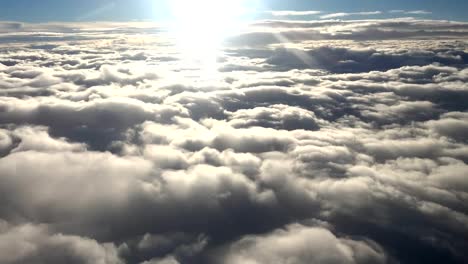 Vista-desde-dentro-de-avión-en-el-paisaje