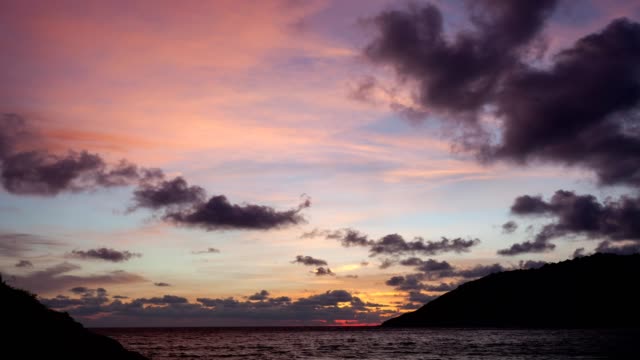 4K-der-Zeitraffer,-schöne-bunte-Farbe-und-Licht-Sonnenaufgang-Himmel-und-Wolken-über-tropischen-Meer