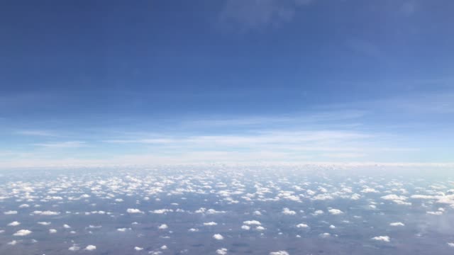 Aérea-del-cielo-azul-y-las-nubes-en-día-de-sol