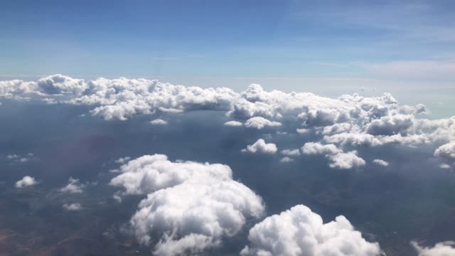 Aérea-del-cielo-azul-y-las-nubes-en-día-de-sol