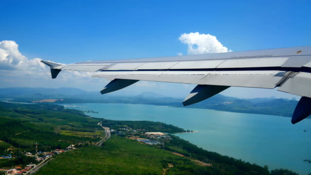 Viajes-ver-video-desde-la-ventana-del-avión-a-través-de-las-alas-y-el-motor-mientras-volaba-durante-el-apagado.