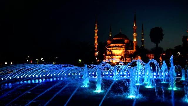 Beleuchtete-Sultan-Ahmed-Moschee-Blaue-Moschee-vor-Sonnenaufgang,-Blick-auf-den-Abend-Brunnen.-Istanbul,-Türkei