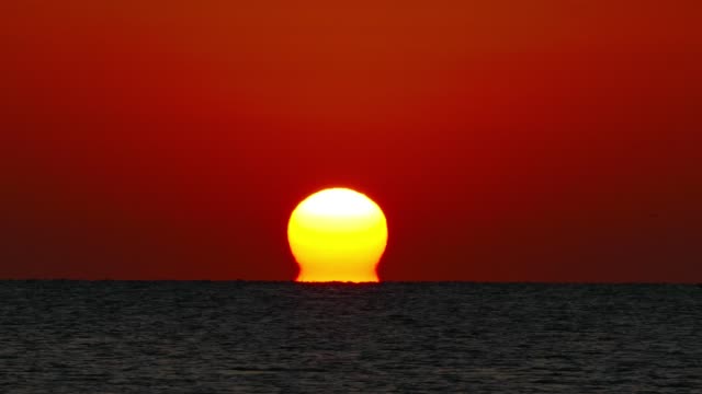 sea-sunrise,-telephoto-lens,-timelapse,-4k