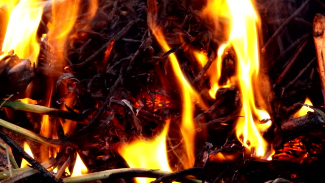 Zeitlupe-Flamme-Feuer-und-Smog-brennt-Müll-oder-Abfall-auf-dunklem-Hintergrund